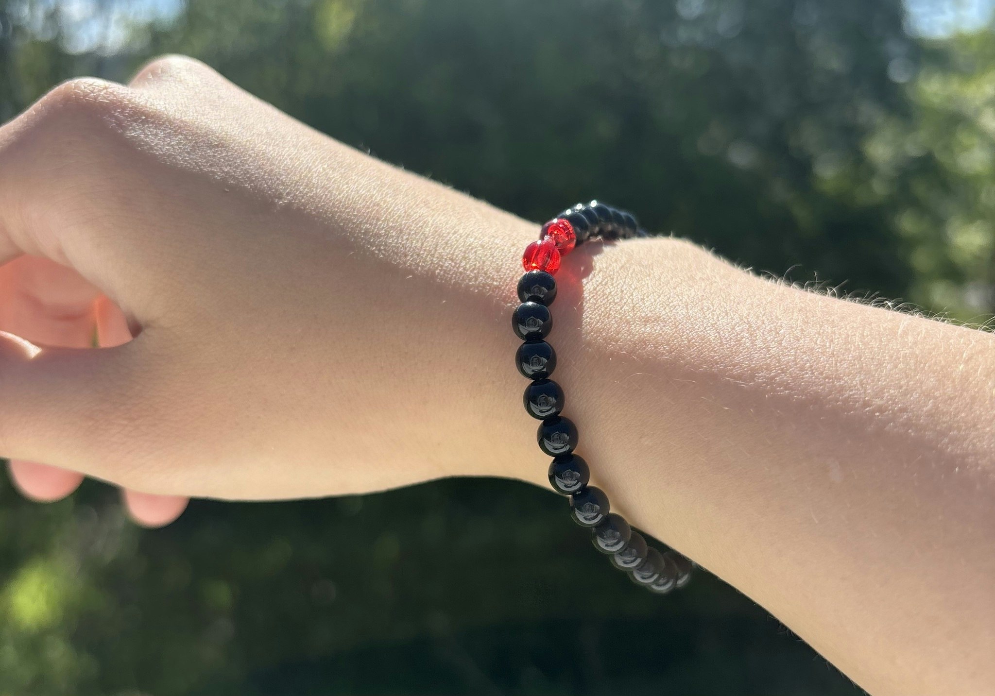 Svart röd armband med akrylpärlor