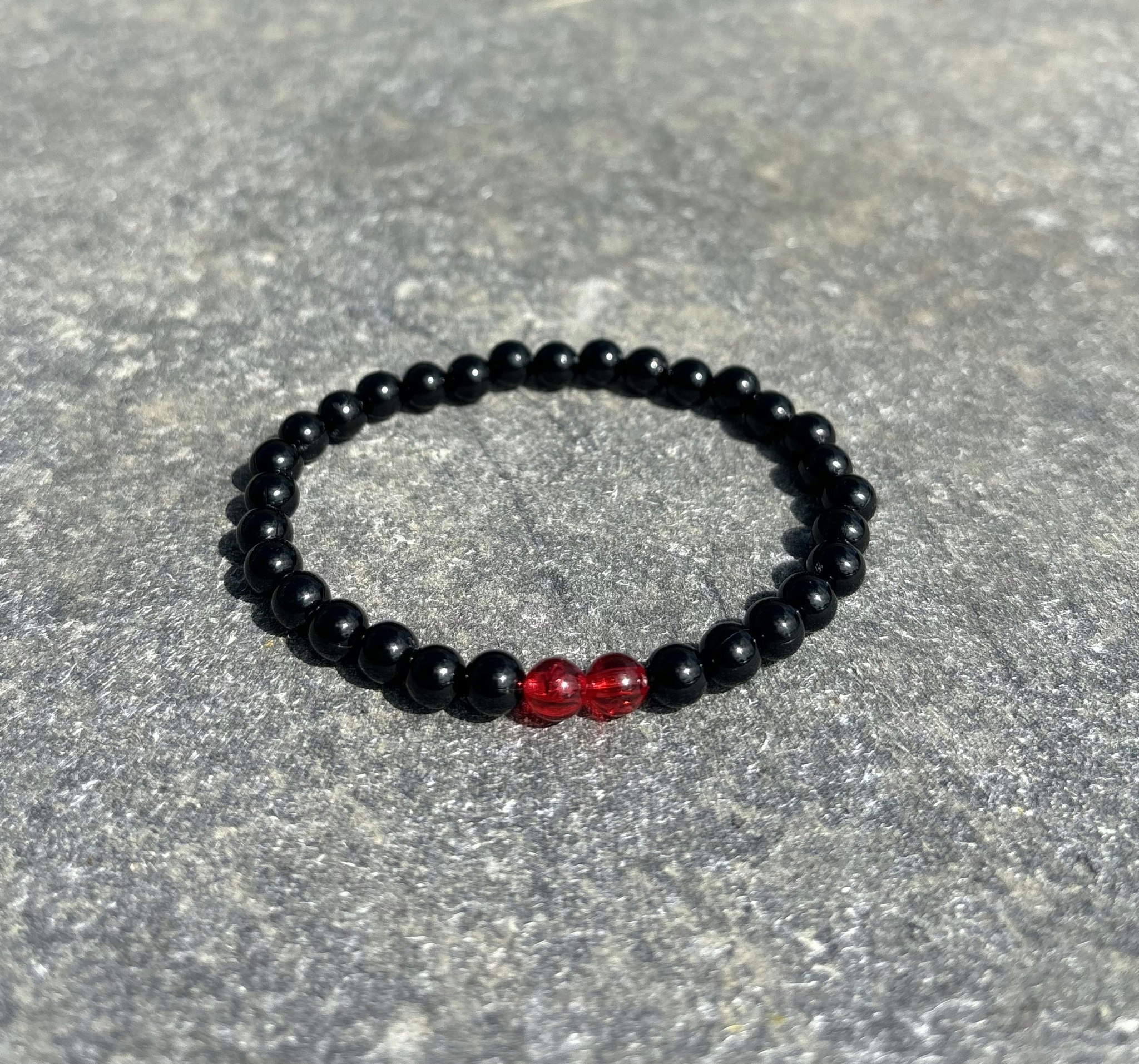 Svart röd armband med akrylpärlor