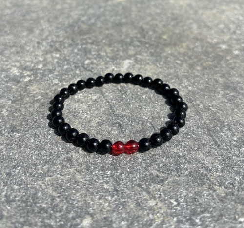 Svart röd armband med akrylpärlor