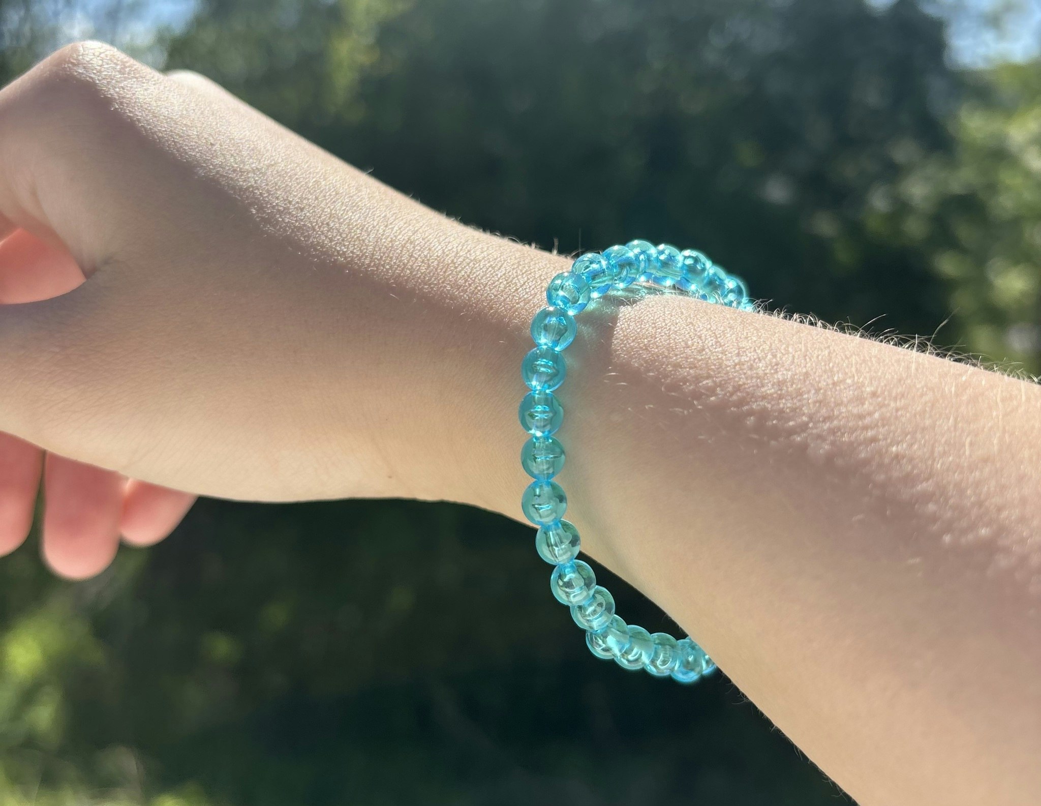 Turkosblå armband med akrylpärlor