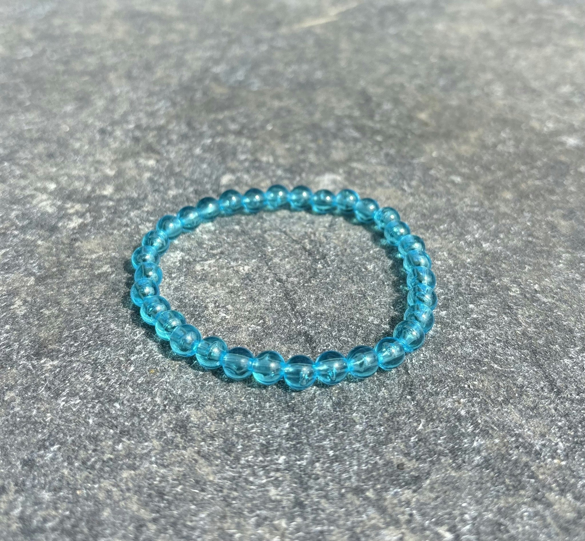 Turkosblå armband med akrylpärlor