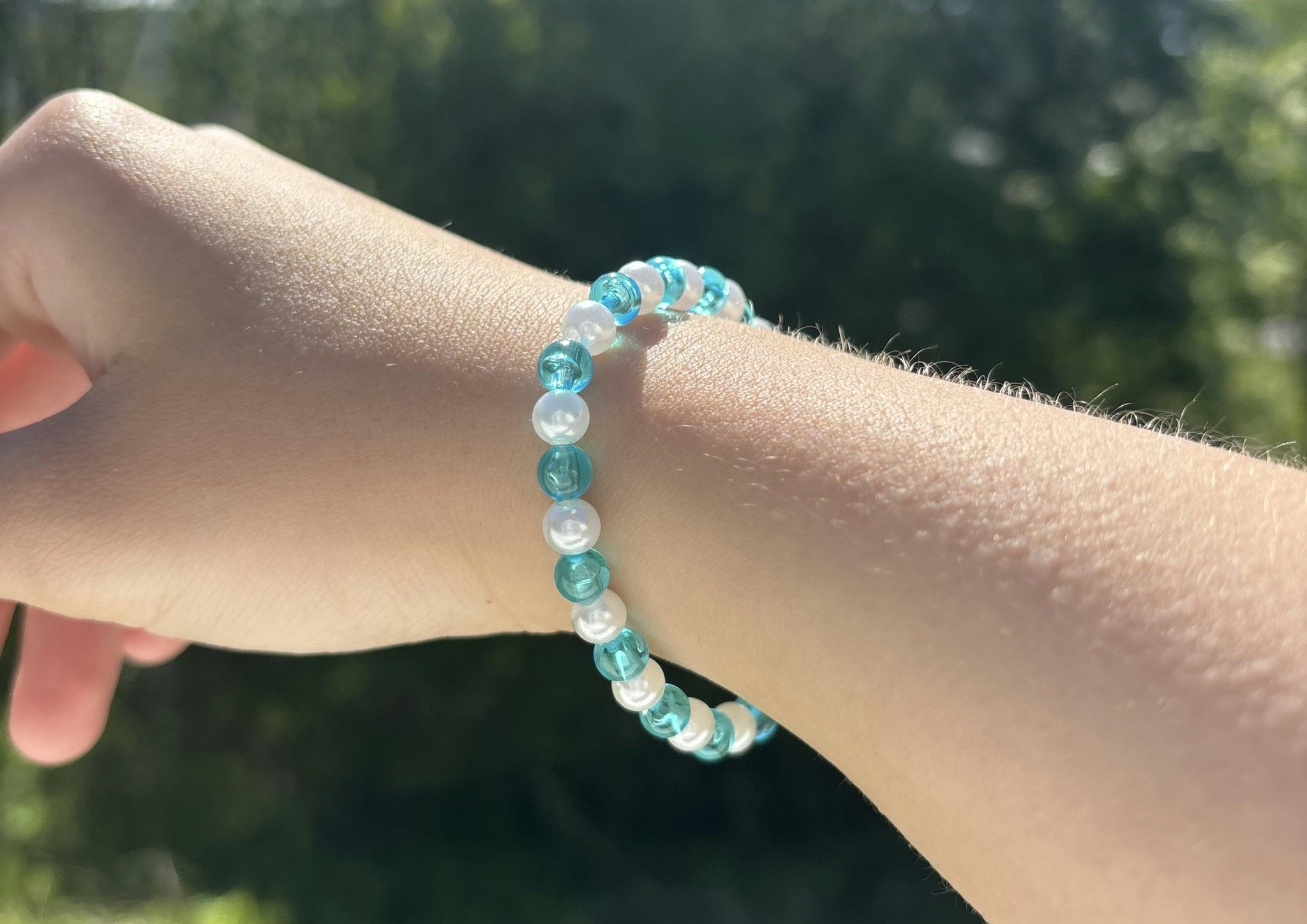 Turkosblå och vit armband med akrylpärlor
