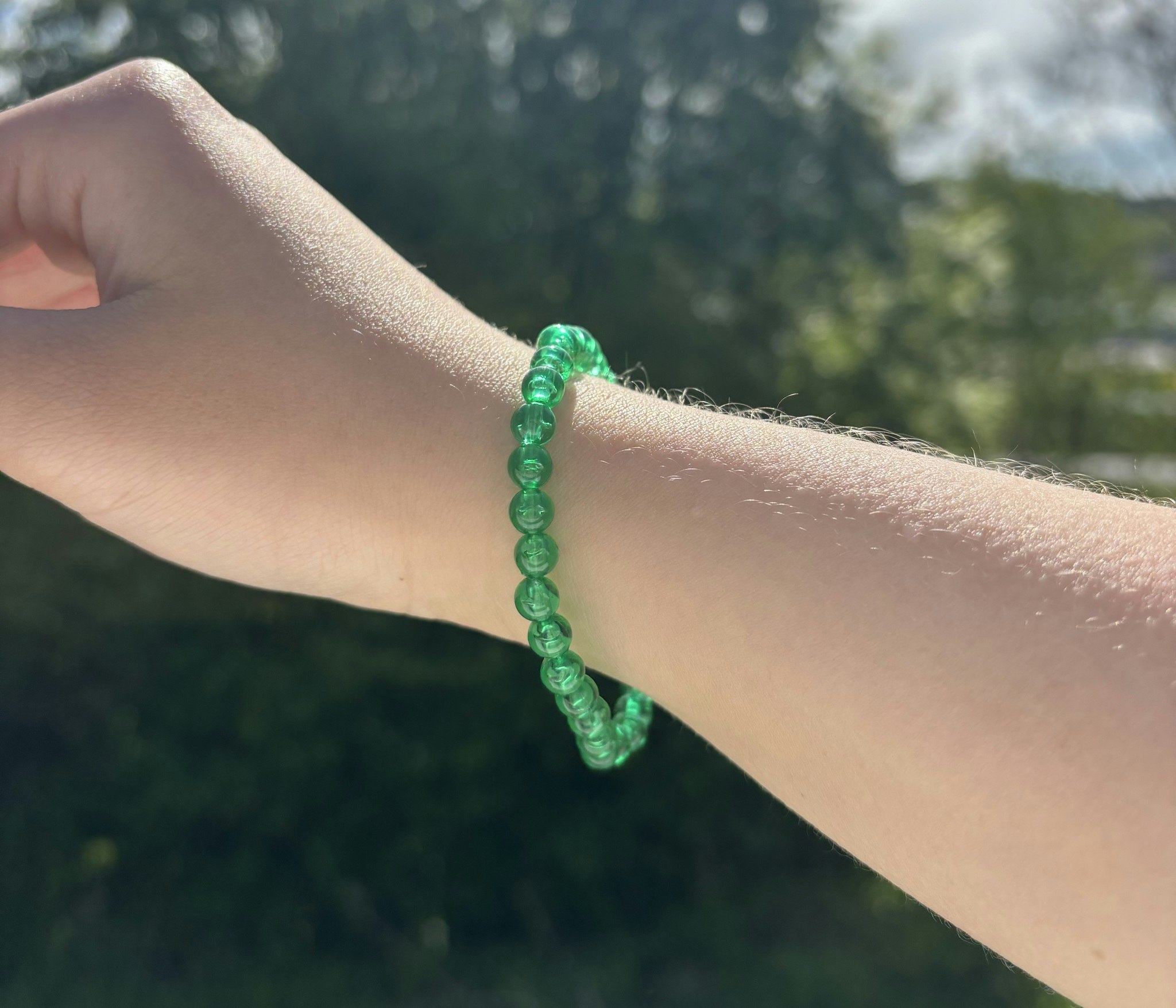 Grönt armband med akrylpärlor