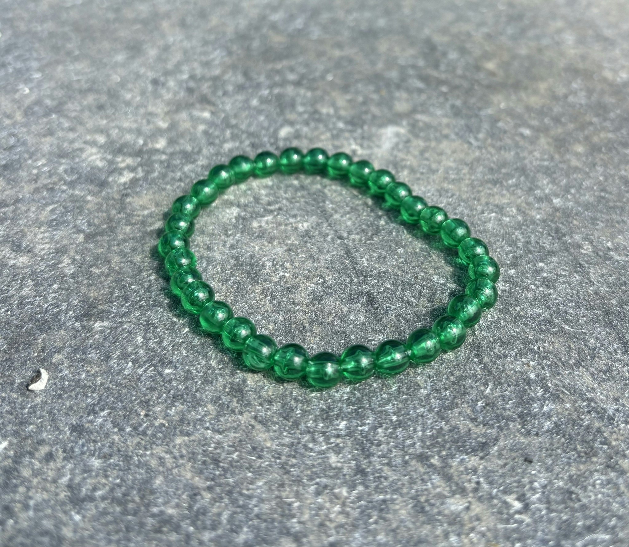 Grönt armband med akrylpärlor