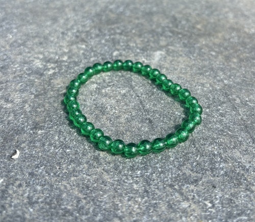 Grönt armband med akrylpärlor