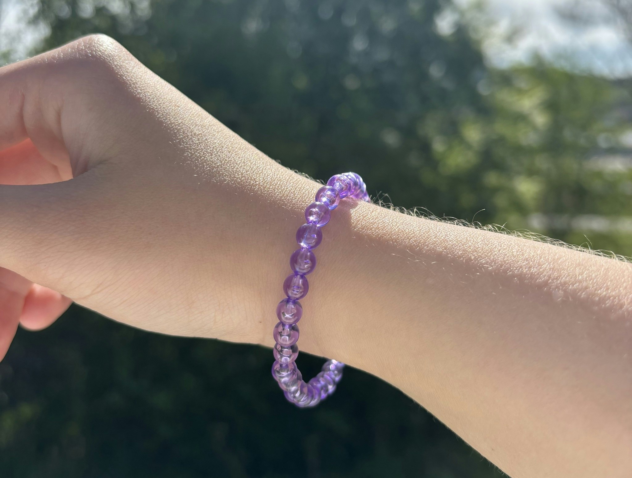 Lila armband med akrylpärlor