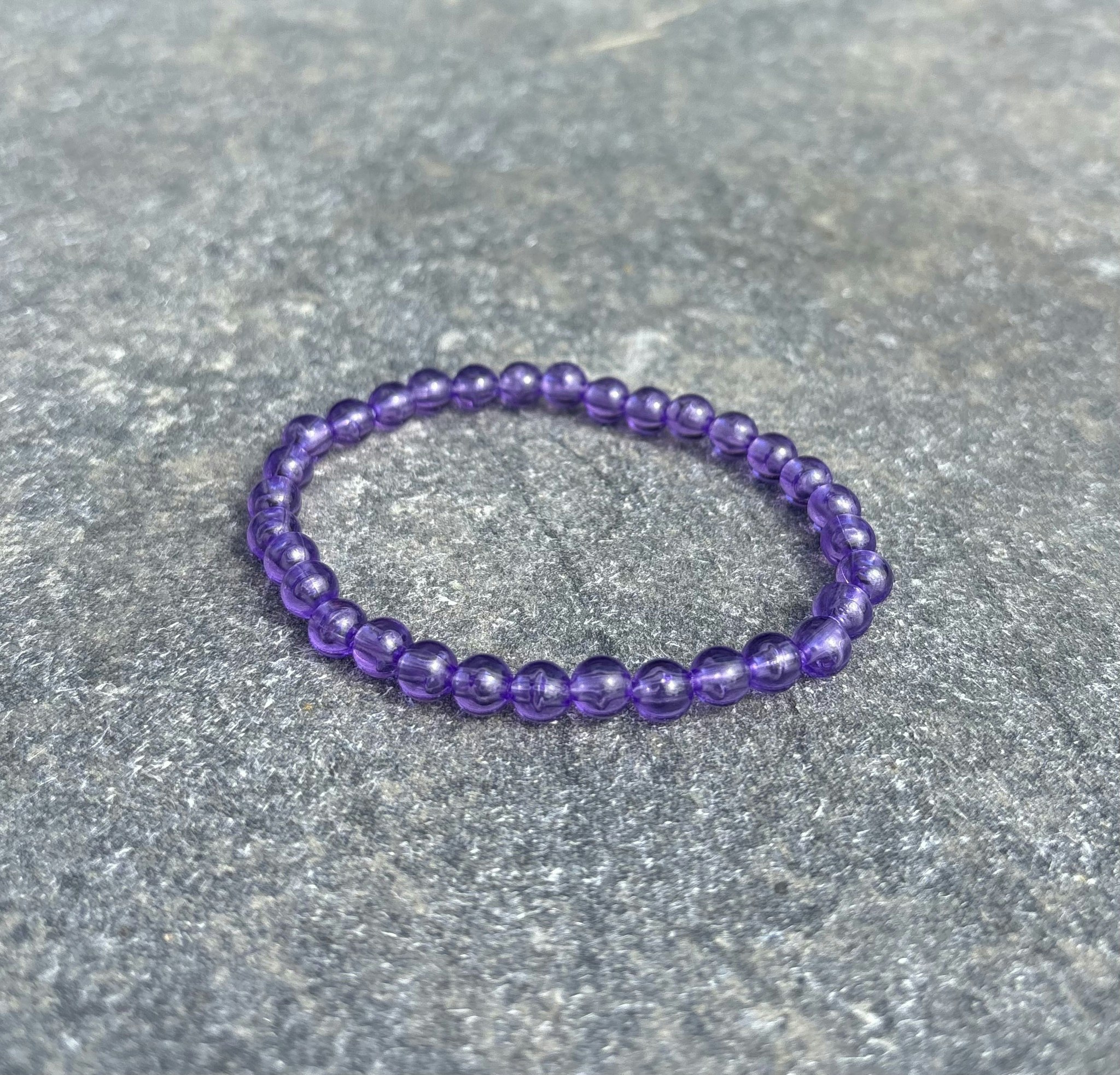Lila armband med akrylpärlor