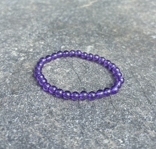 Lila armband med akrylpärlor
