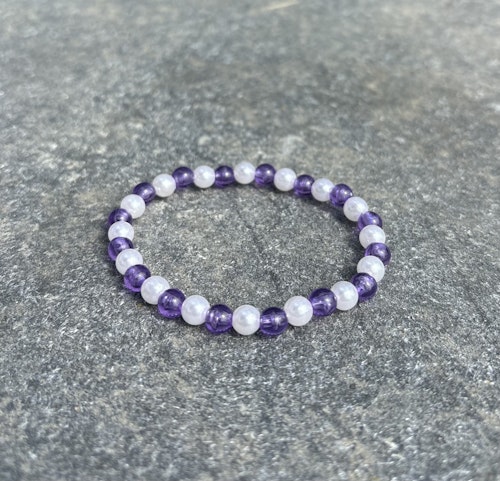 Lila vit armband med akrylpärla
