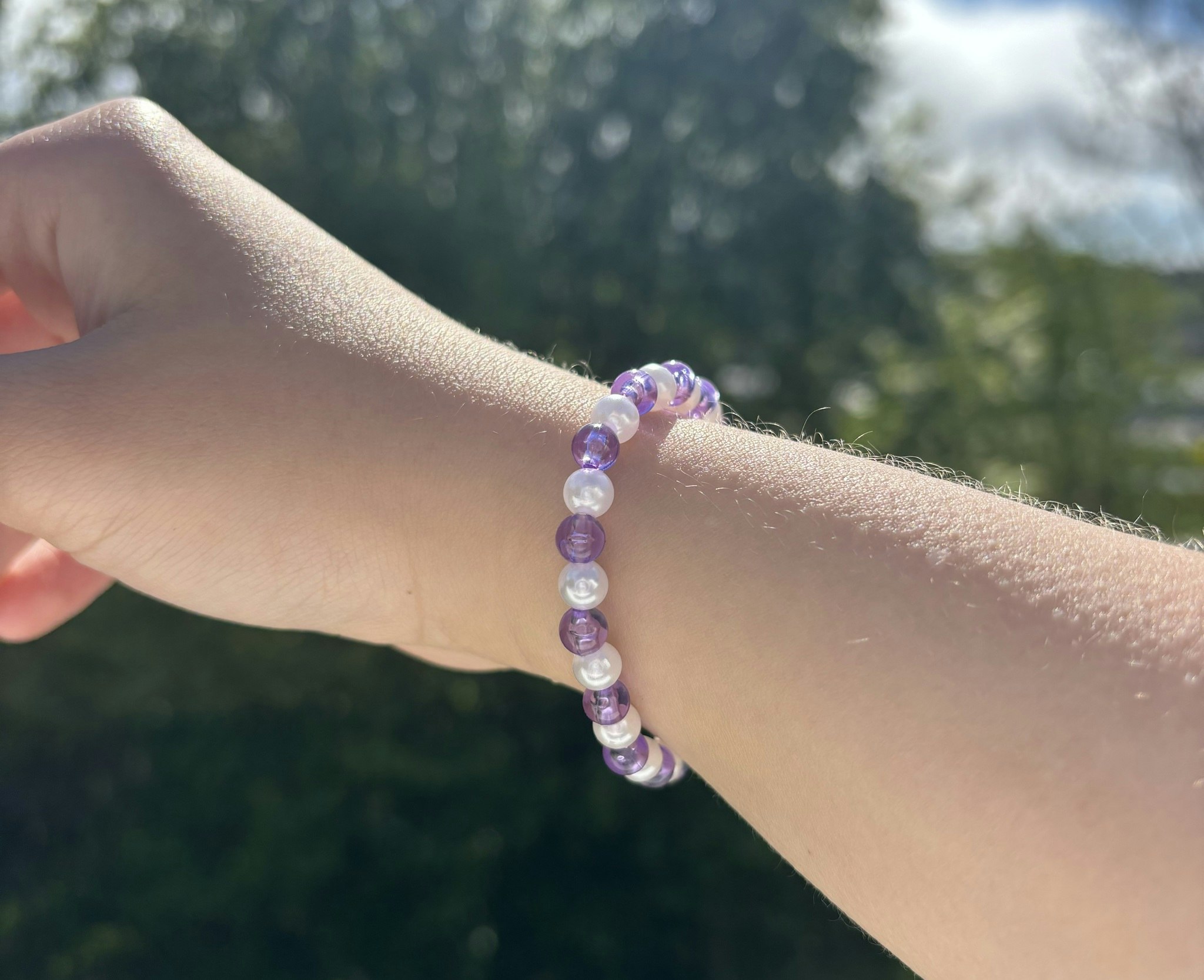 Lila vit armband med akrylpärla