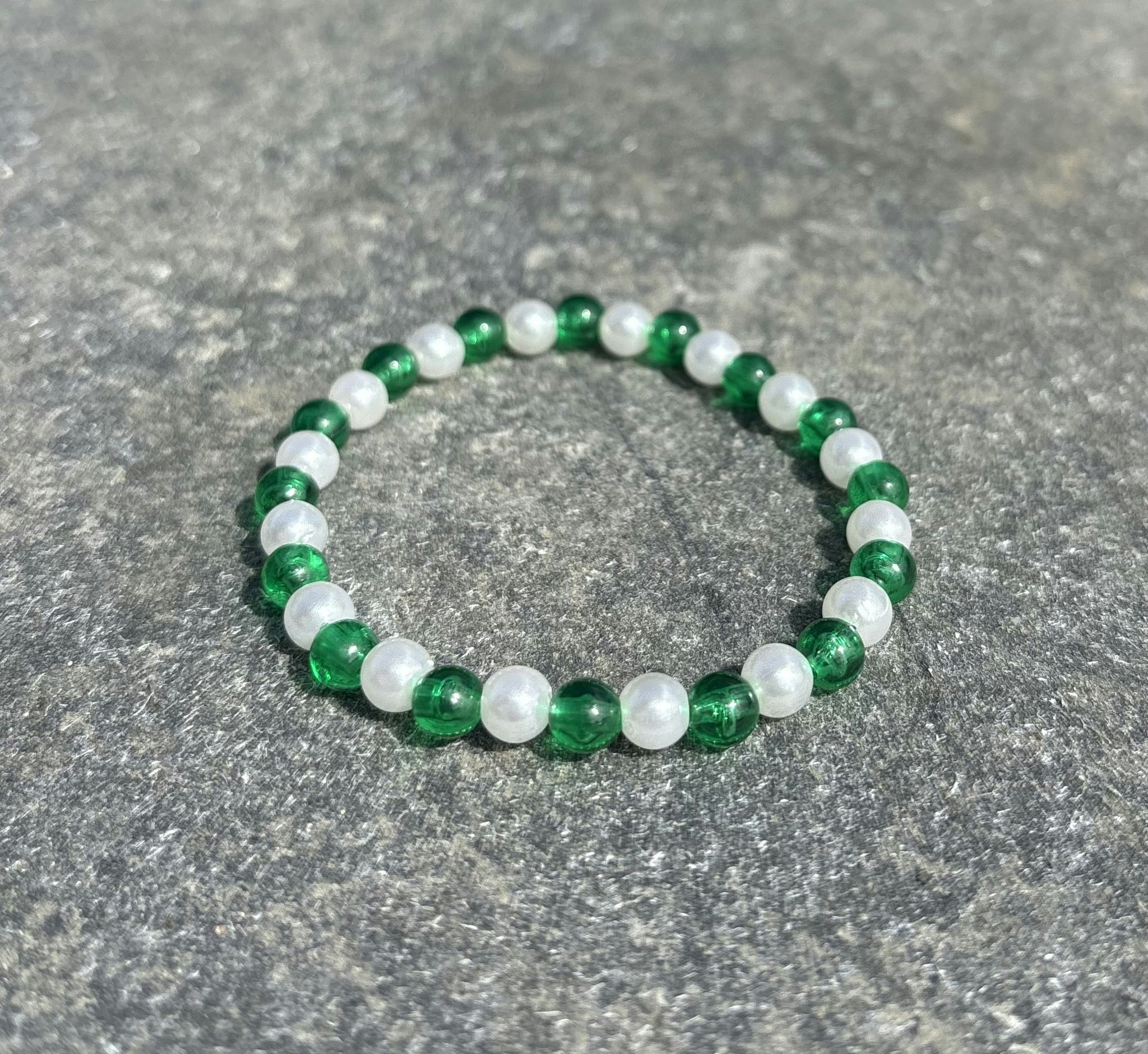 Grönt och vit armband med akrylpärlor