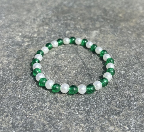 Grönt och vit armband med akrylpärlor