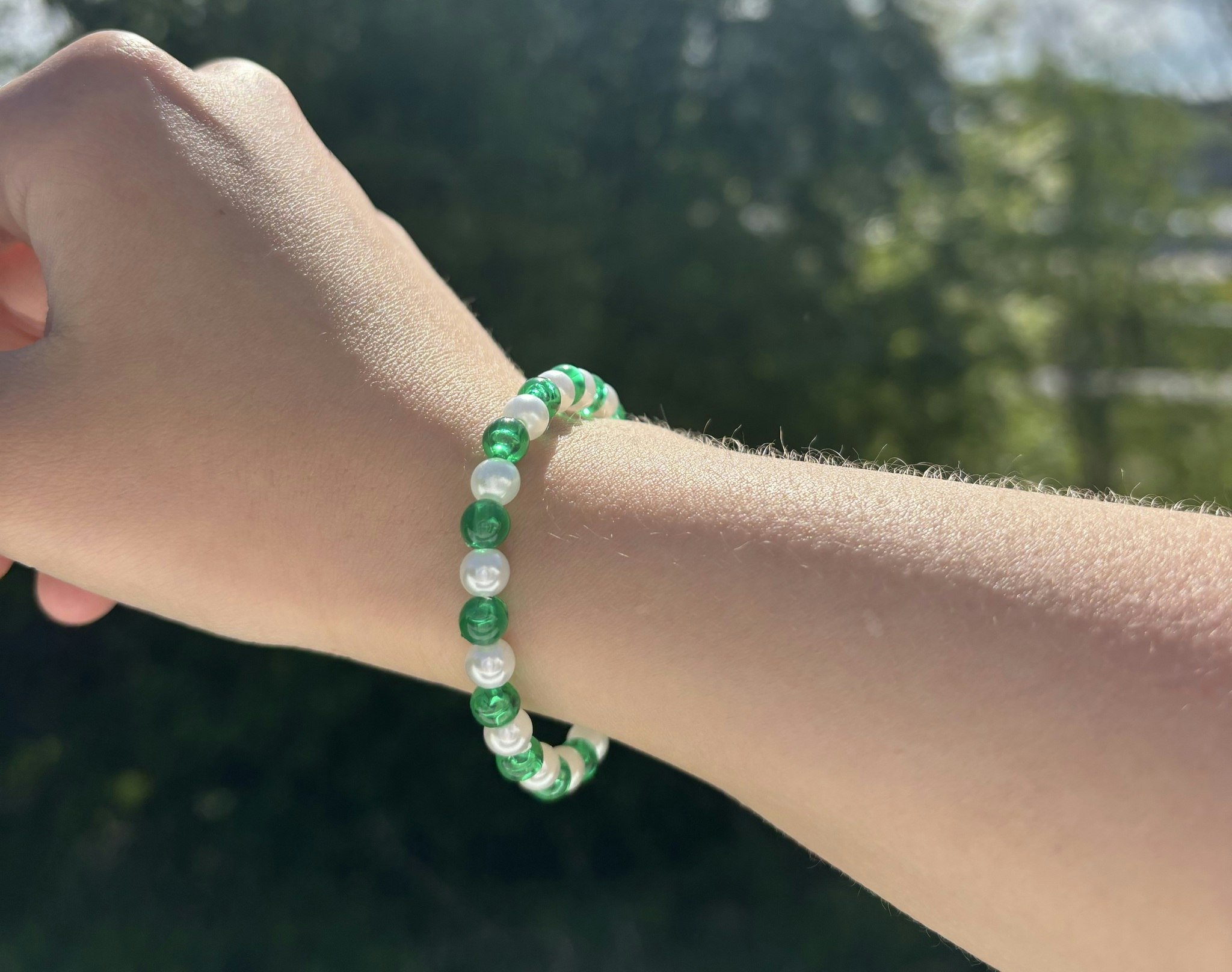 Grönt och vit armband med akrylpärlor