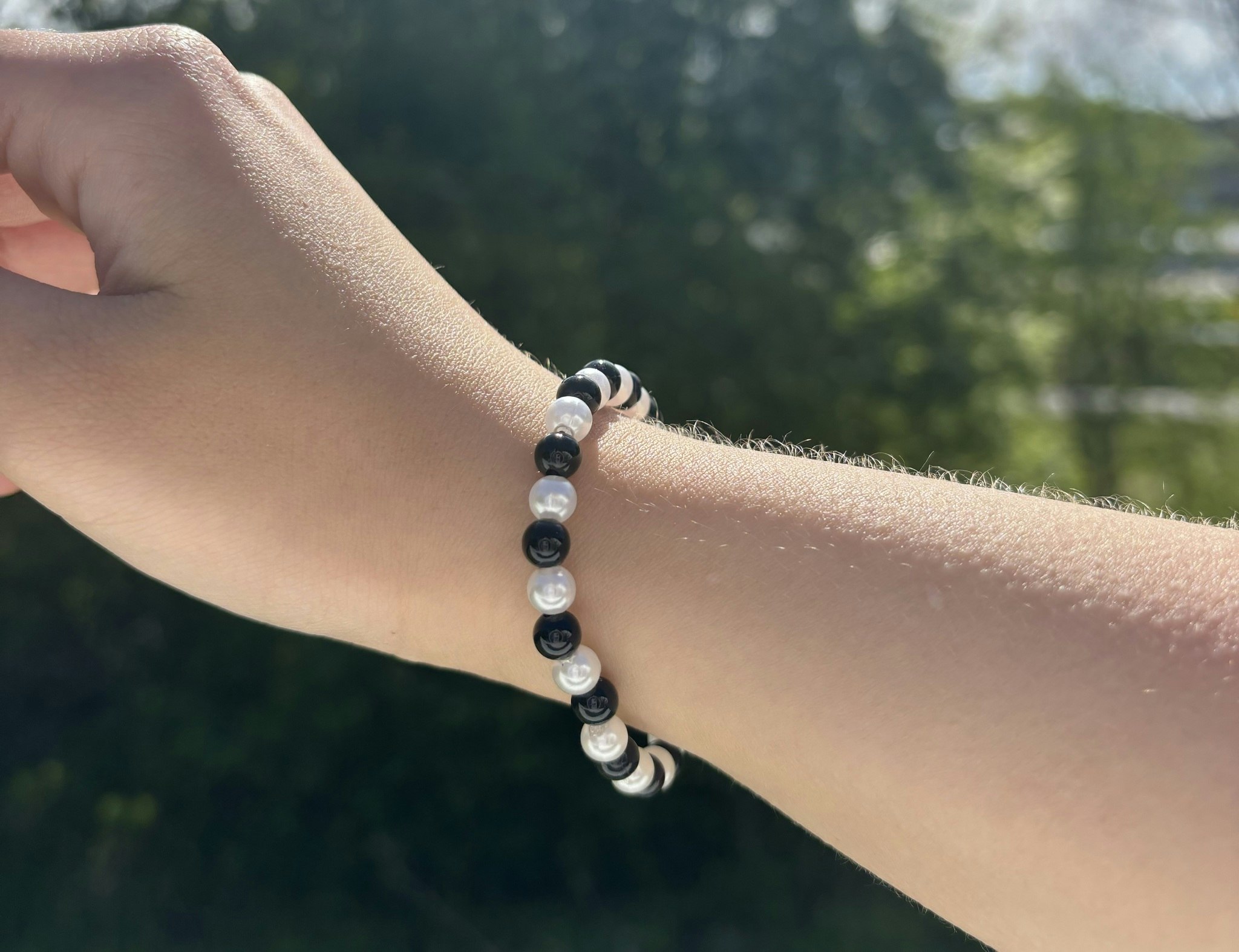 Vit svart armband med akrylpärlor