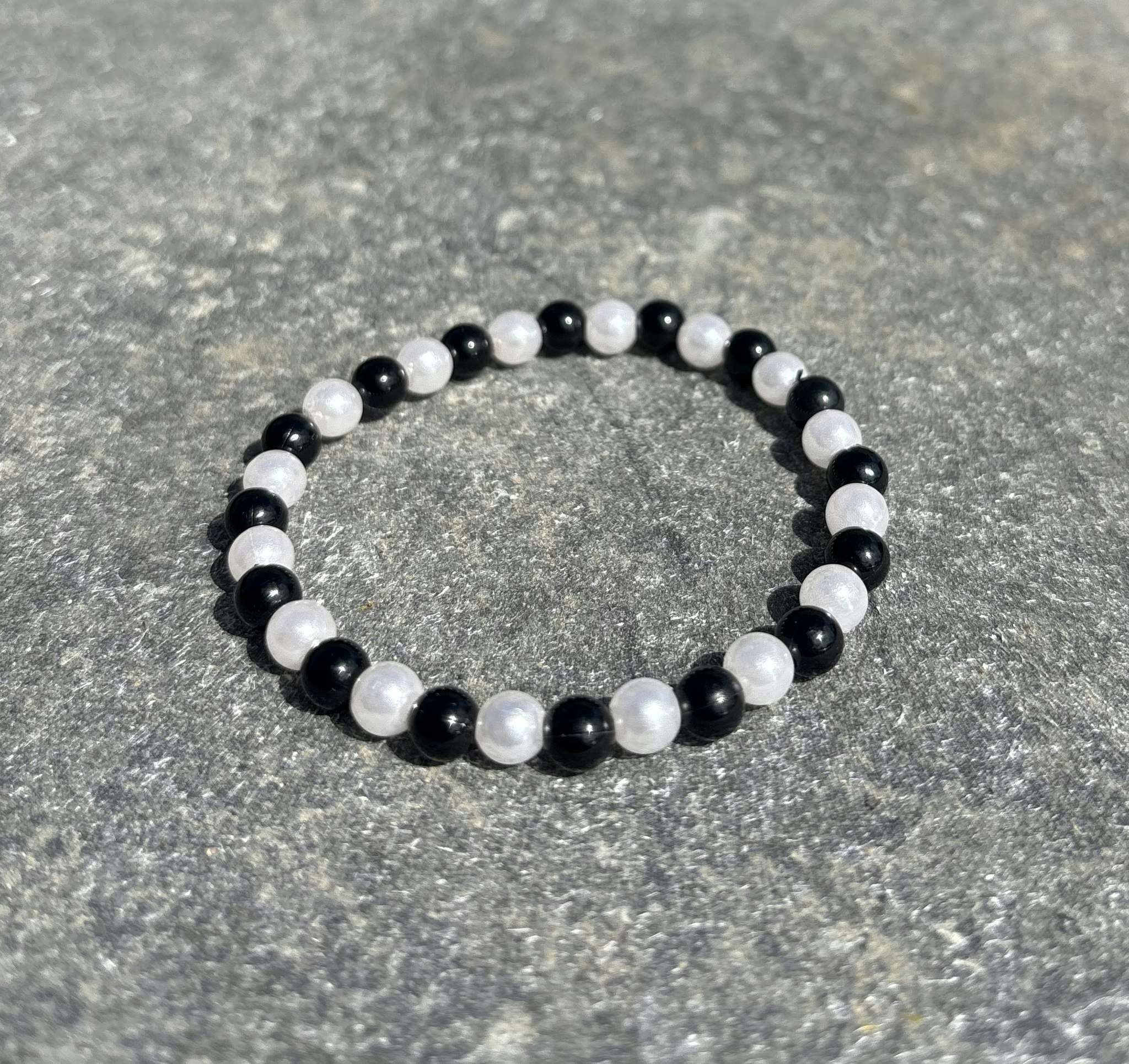 Vit svart armband med akrylpärlor