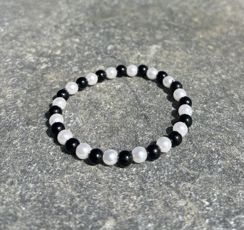Vit svart armband med akrylpärlor