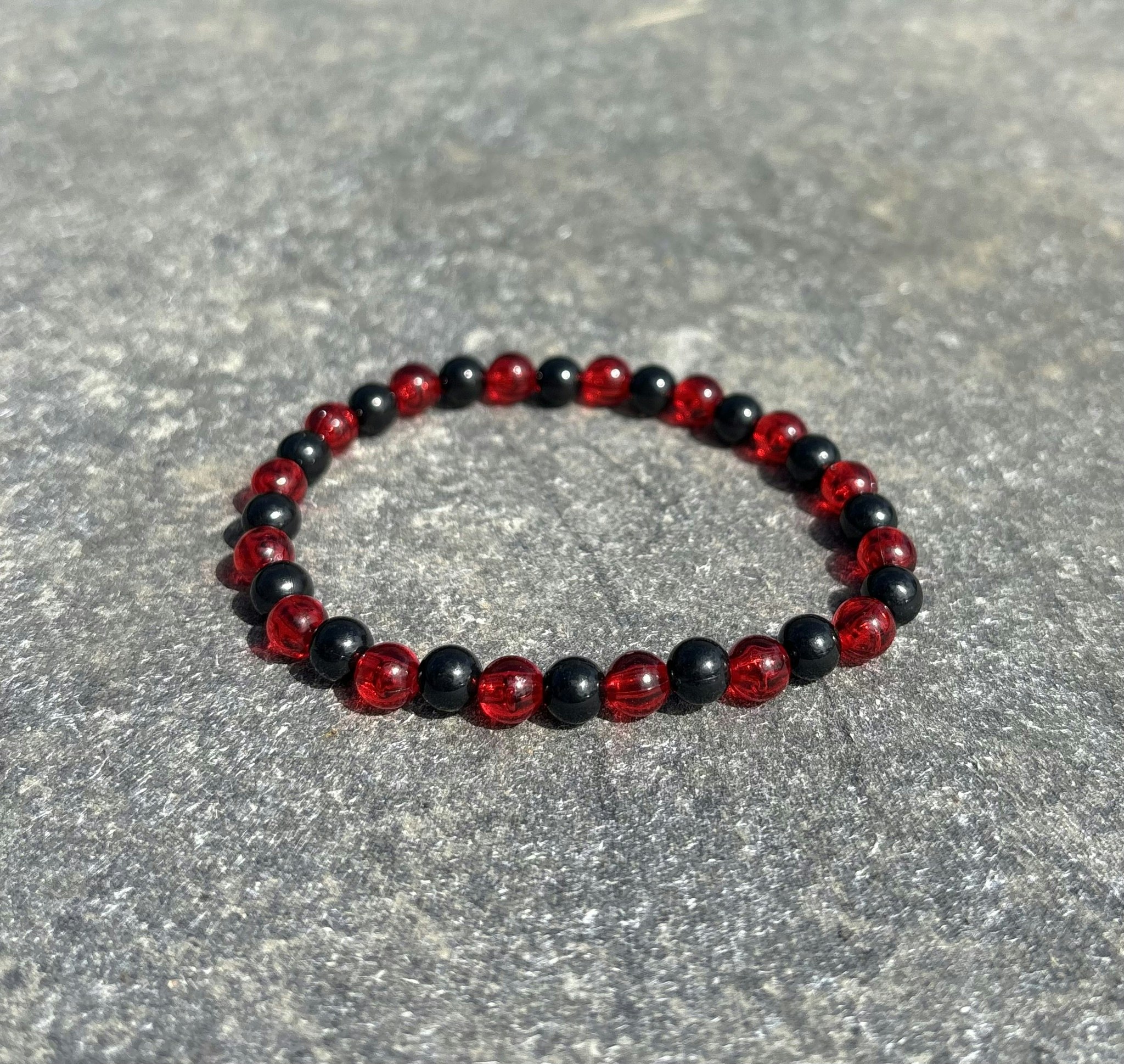 Röd svart armband med akrylpärlor