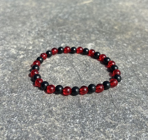 Röd svart armband med akrylpärlor