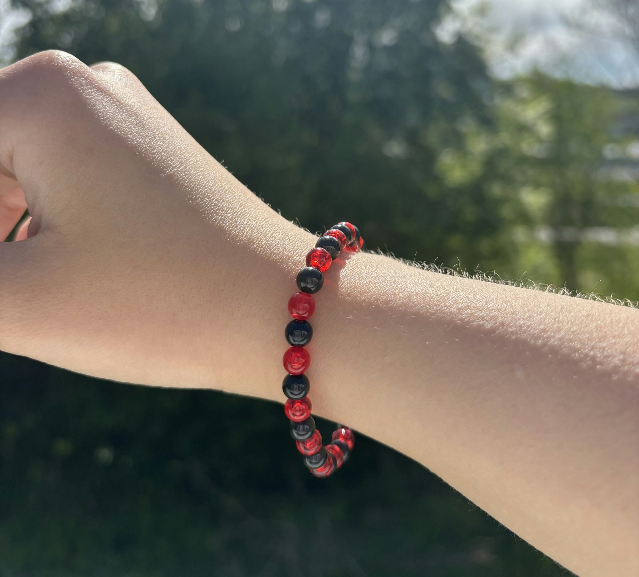 Röd svart armband med akrylpärlor