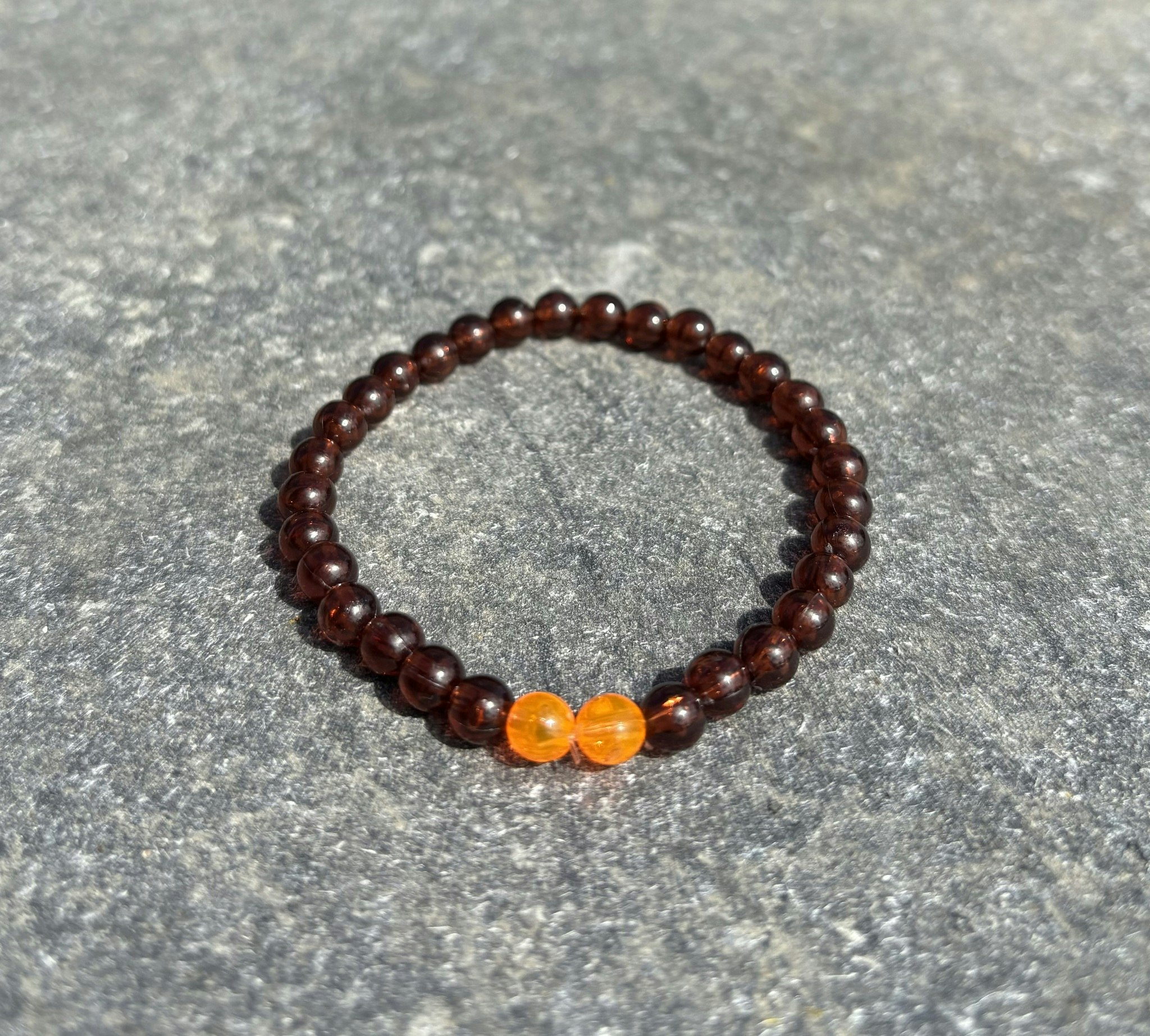 Brun orange armband med akrylpärlor