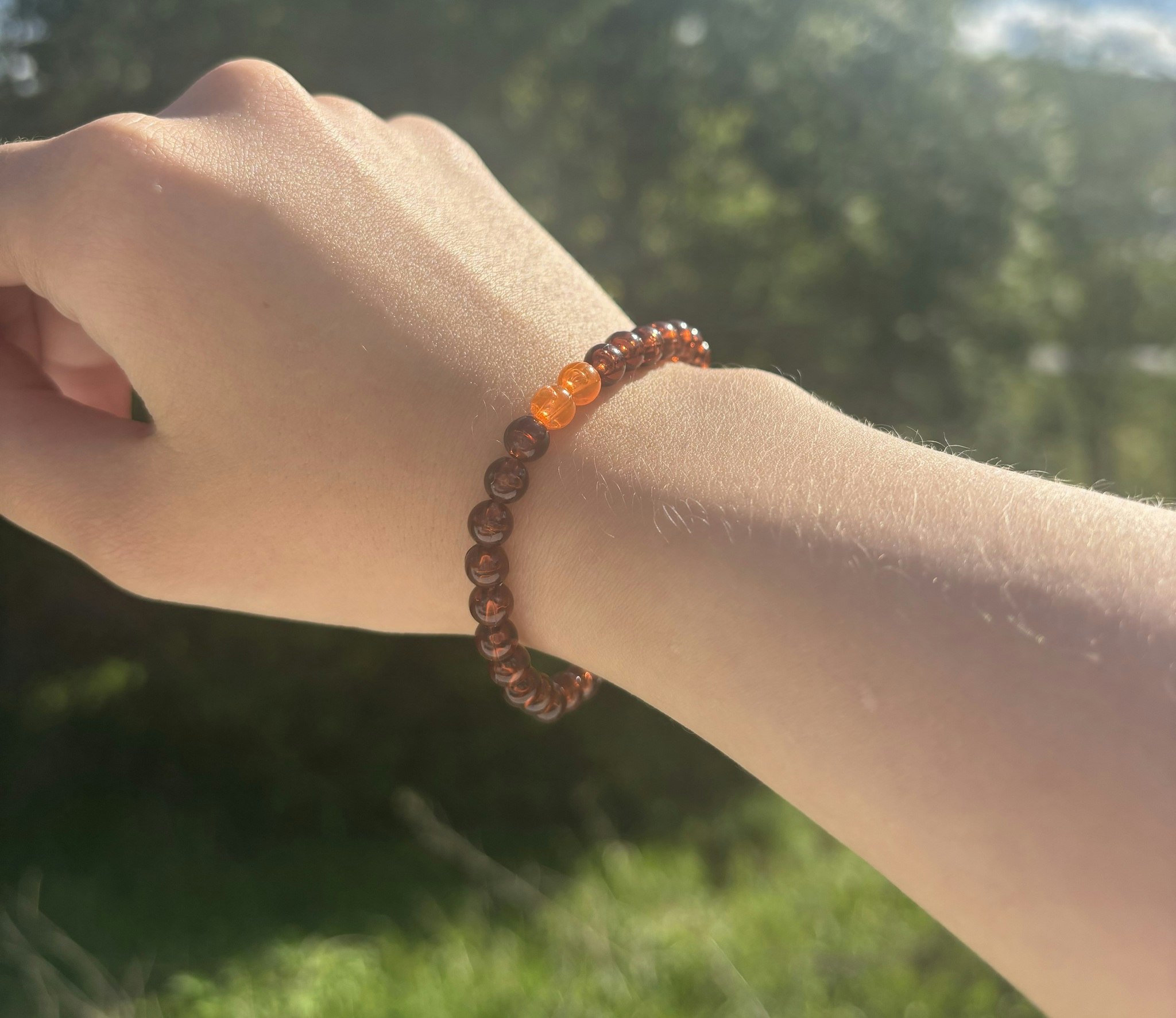 Brun orange armband med akrylpärlor