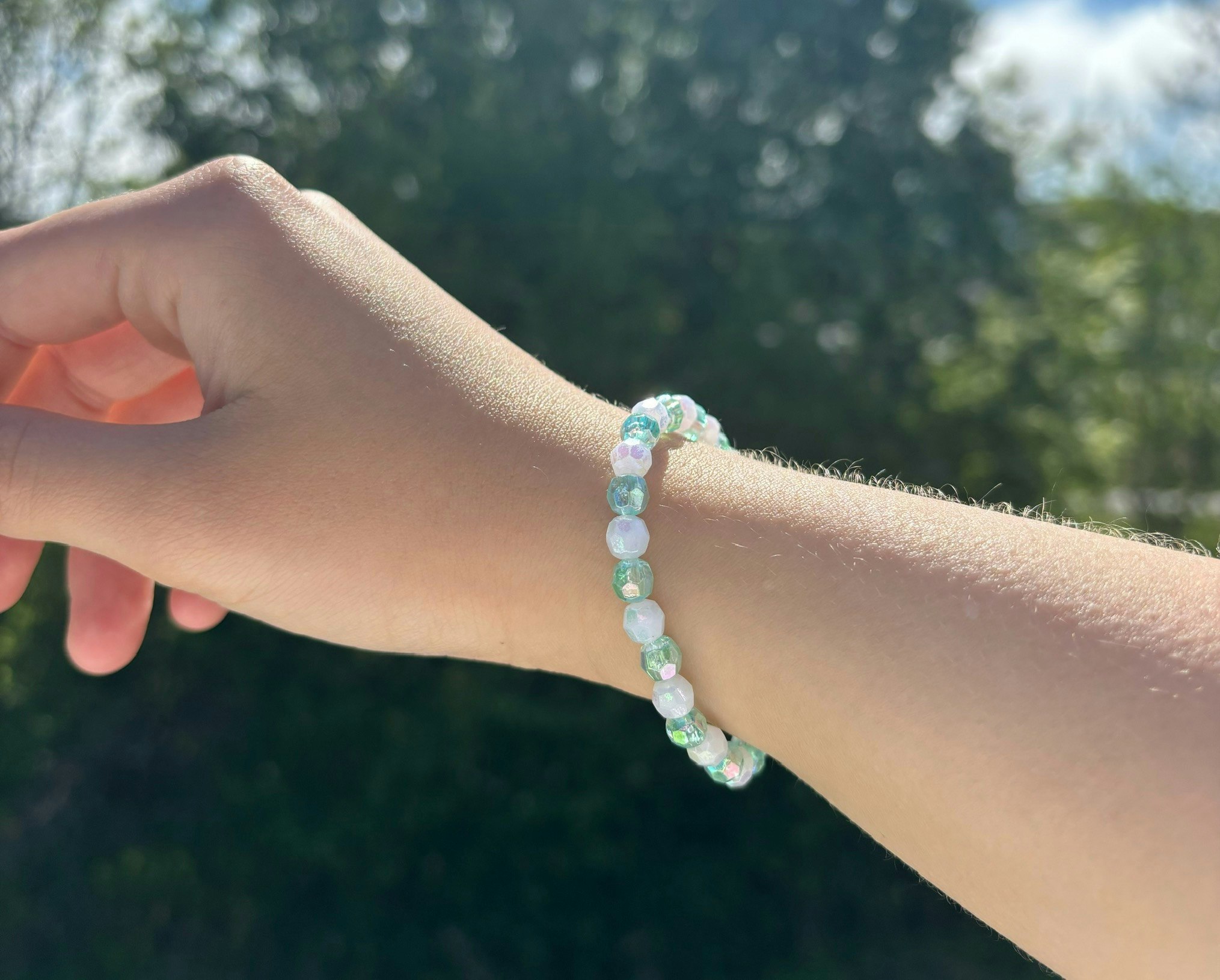 Vit grön armband med facetterad akrylpärla