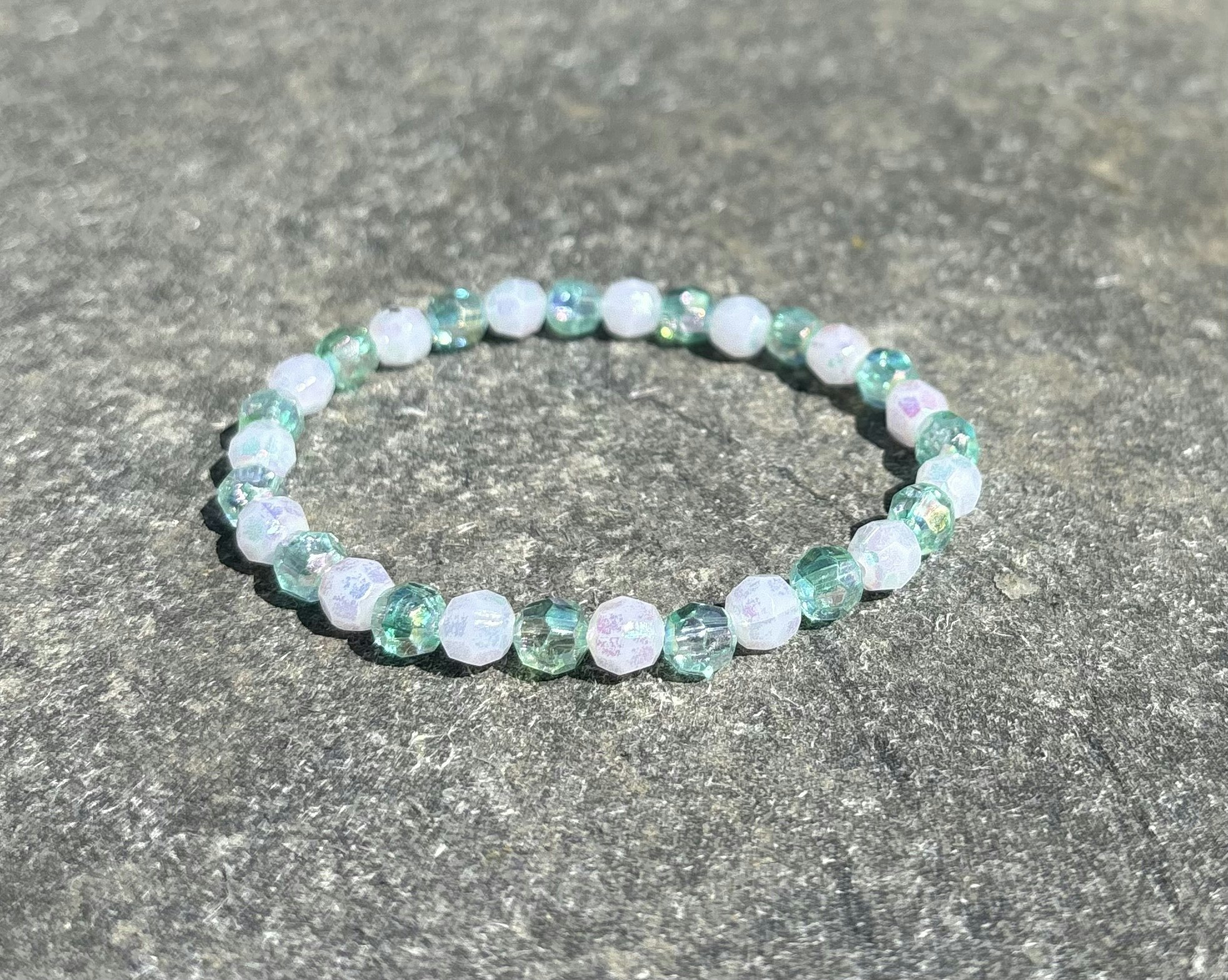 Vit grön armband med facetterad akrylpärla