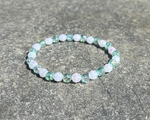 Vit grön armband med facetterad akrylpärla