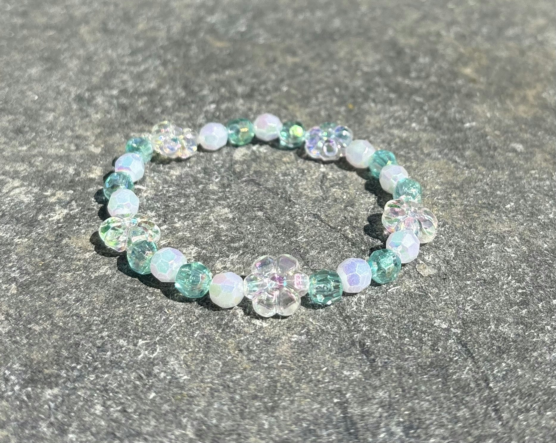Vit grön armband med facetterad blompärlor och akrylpärlor