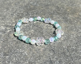 Vit grön armband med facetterad blompärlor och akrylpärlor