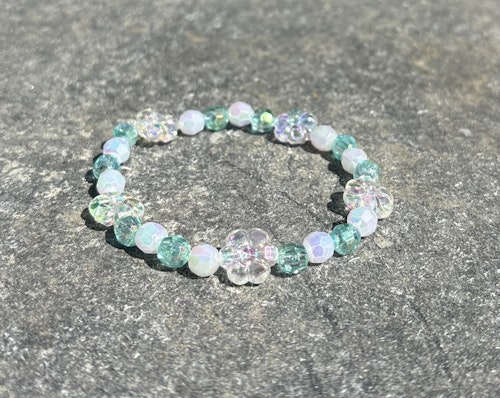 Vit grön armband med facetterad blompärlor och akrylpärlor