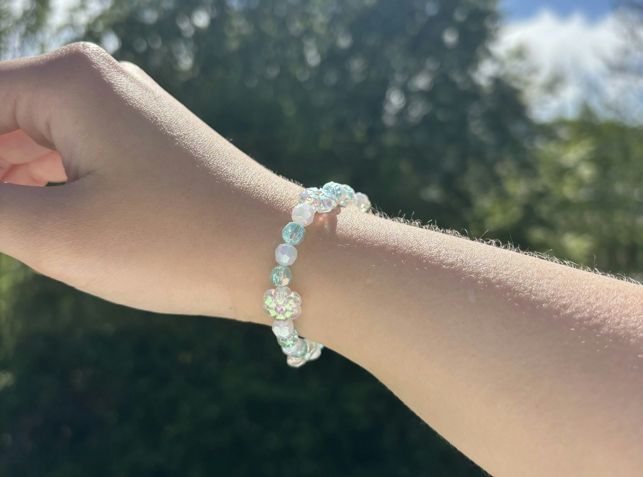 Vit grön armband med facetterad blompärlor och akrylpärlor