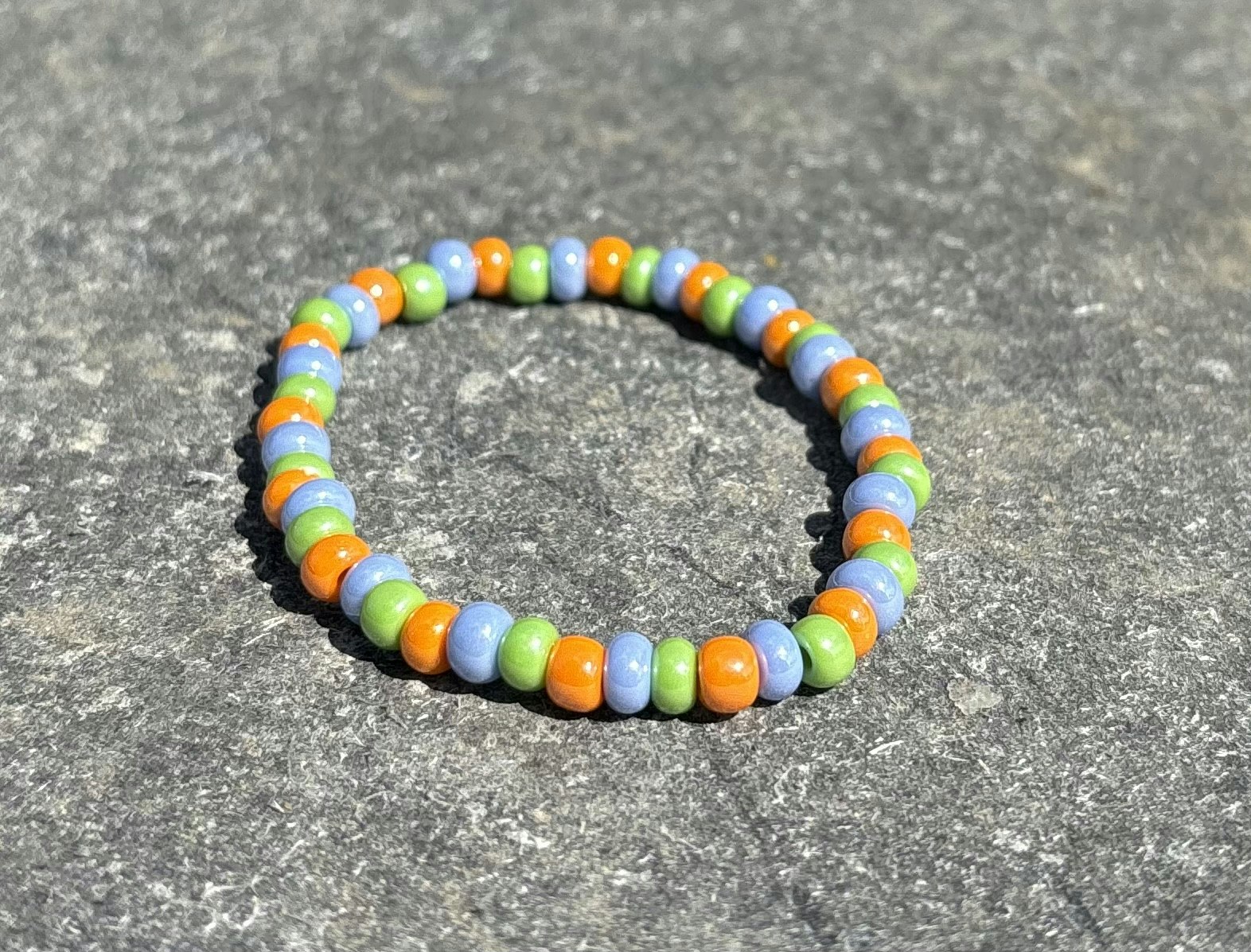 Färgglatt armband med seed beads