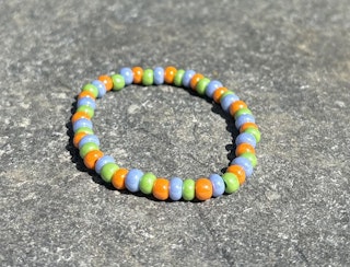 Färgglatt armband med seed beads