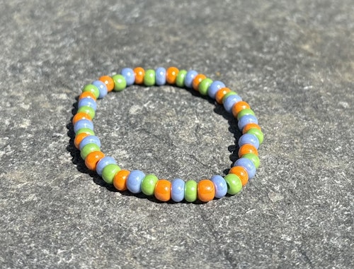 Färgglatt armband med seed beads