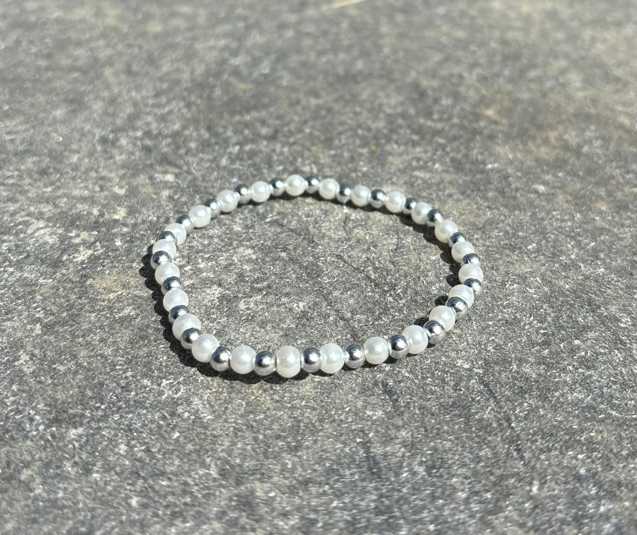 Silver vit armband med glas och akrylpärlor