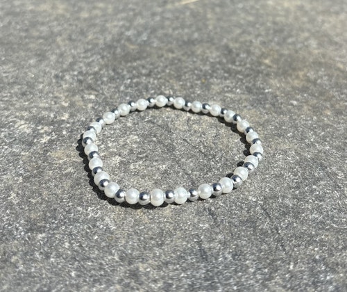 Silver vit armband med glas och akrylpärlor