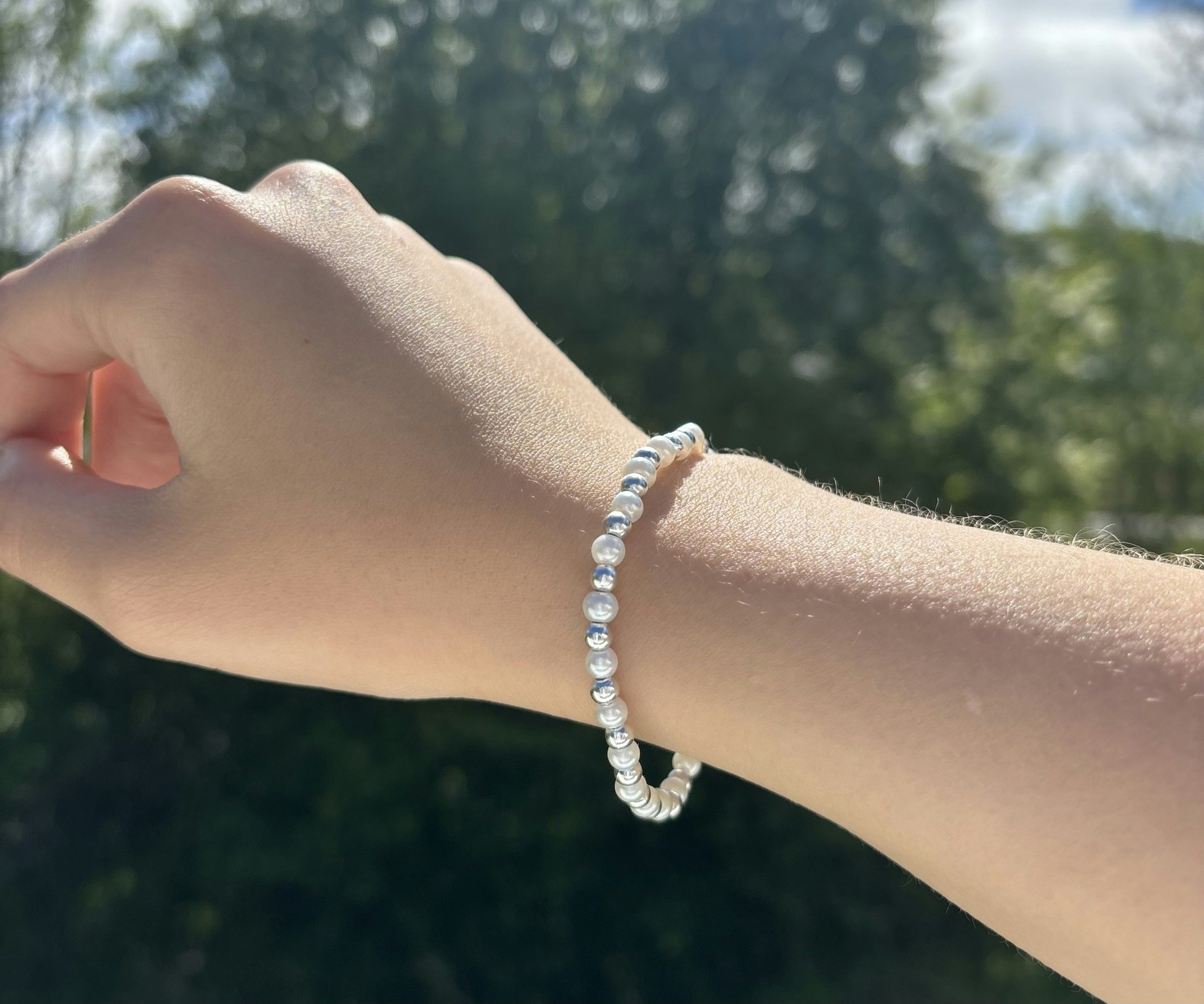 Silver vit armband med glas och akrylpärlor