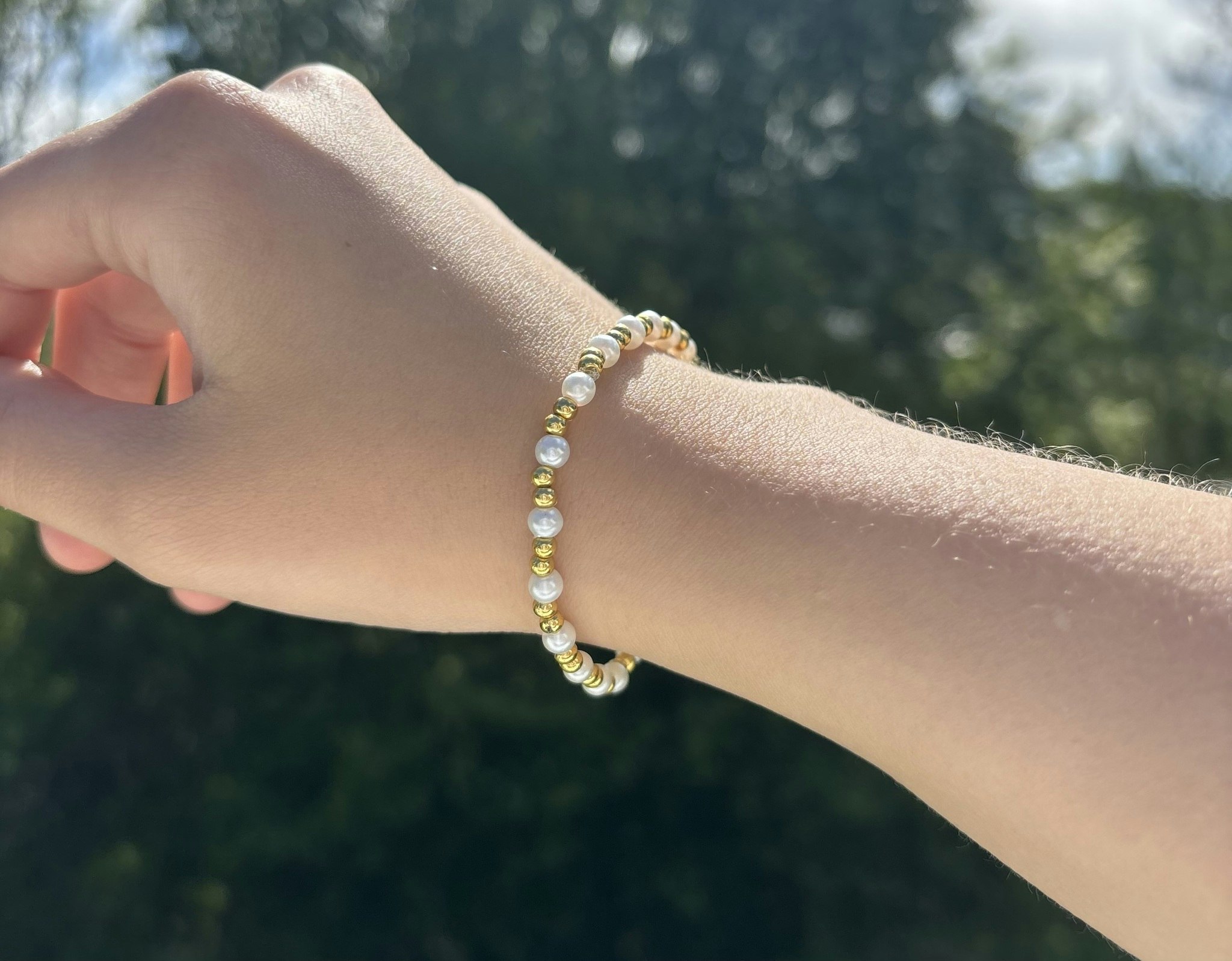Vit guldig armband med glas och nickel