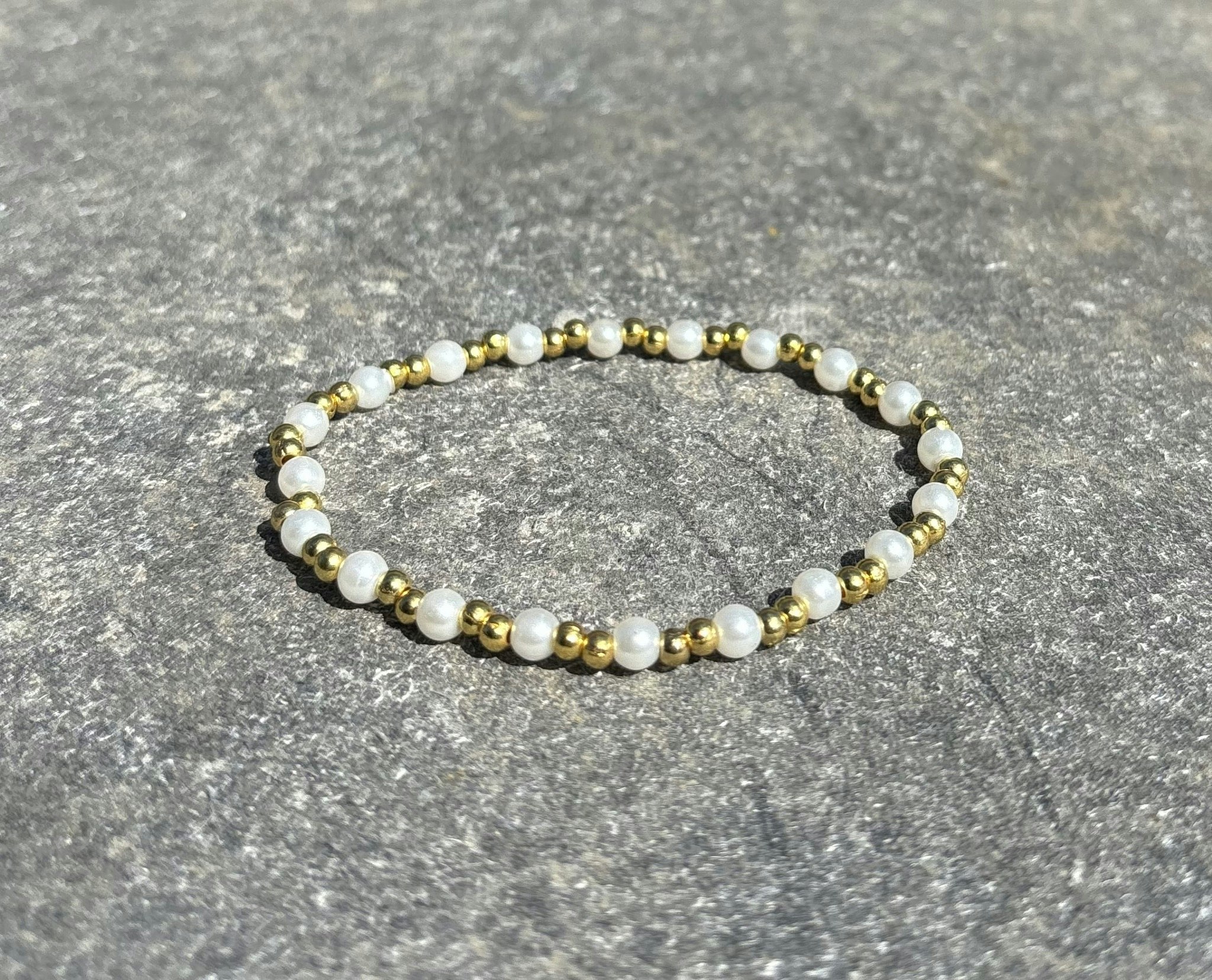 Vit guldig armband med glas och nickel