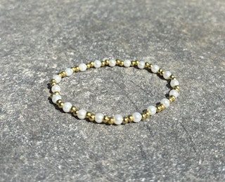 Vit guldig armband med glas och nickel