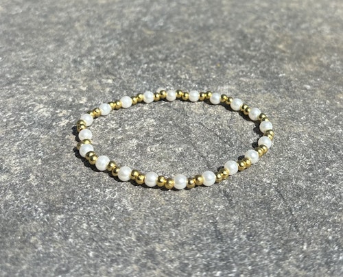 Vit guldig armband med glas och nickel