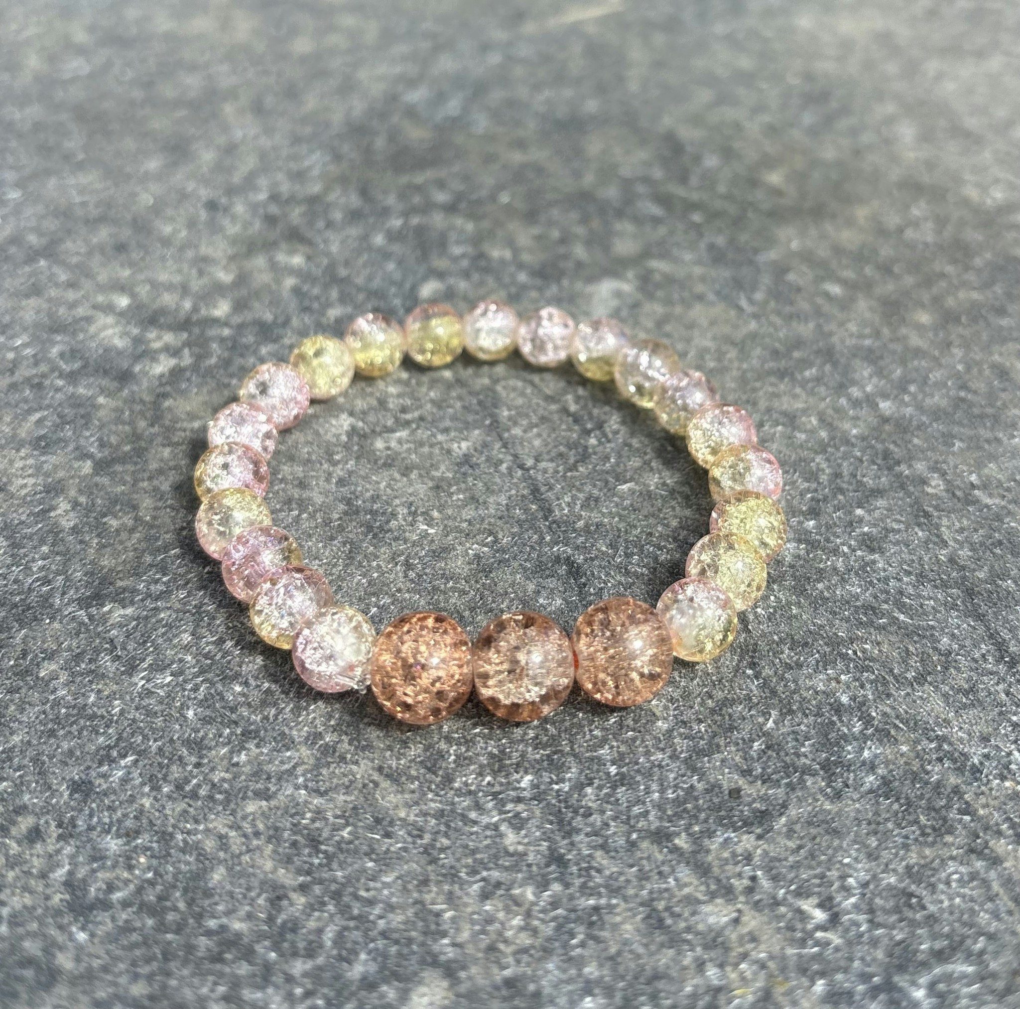 Rosa/gul armband med krackelerade glaspärlor