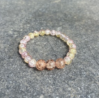 Rosa/gul armband med krackelerade glaspärlor