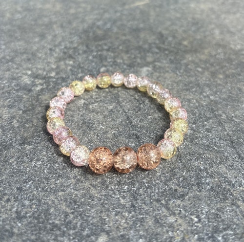 Rosa/gul armband med krackelerade glaspärlor