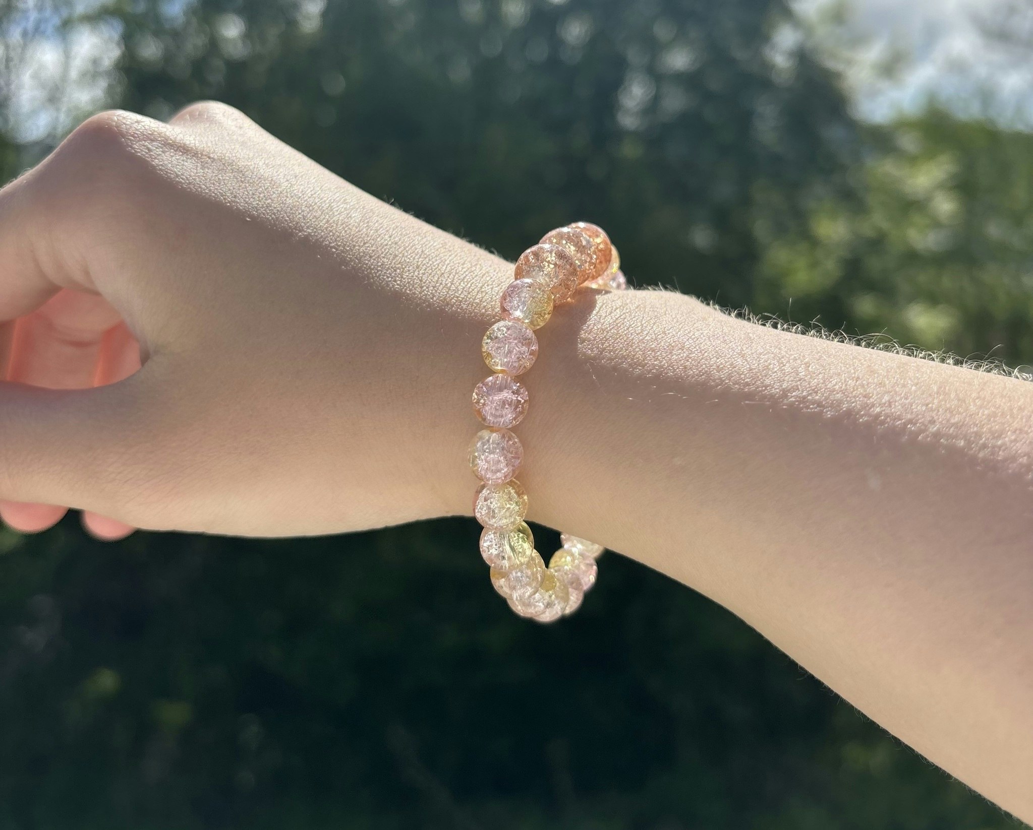 Rosa/gul armband med krackelerade glaspärlor