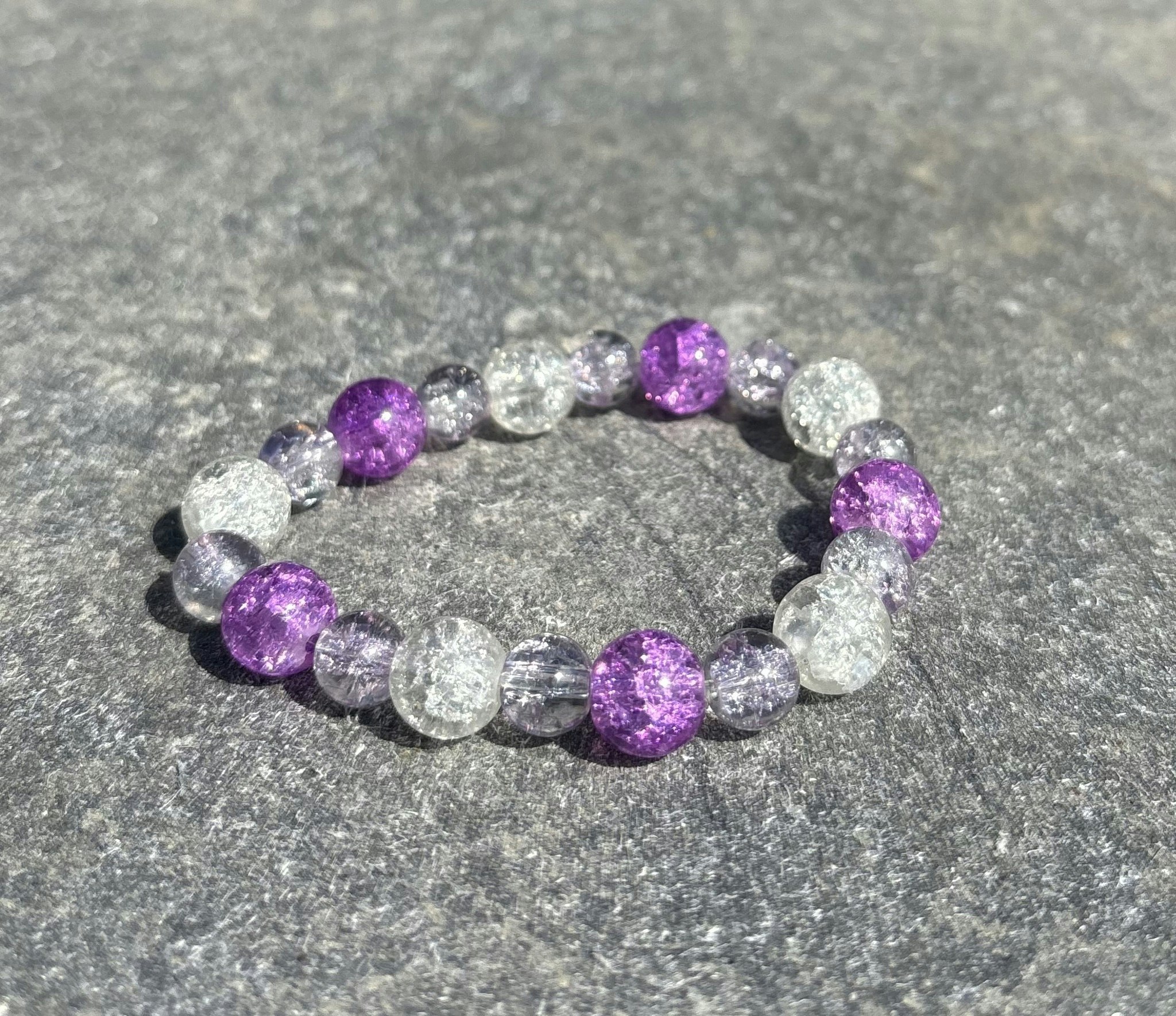 Vit lila armband med karckelerade glaspärlor