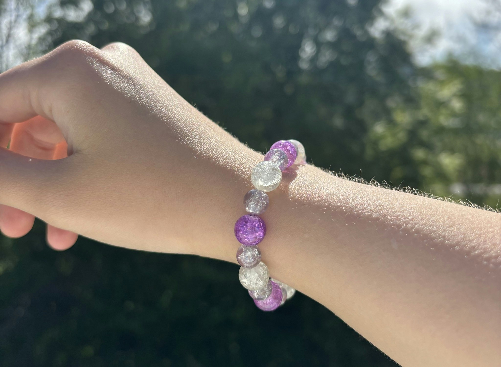 Vit lila armband med karckelerade glaspärlor