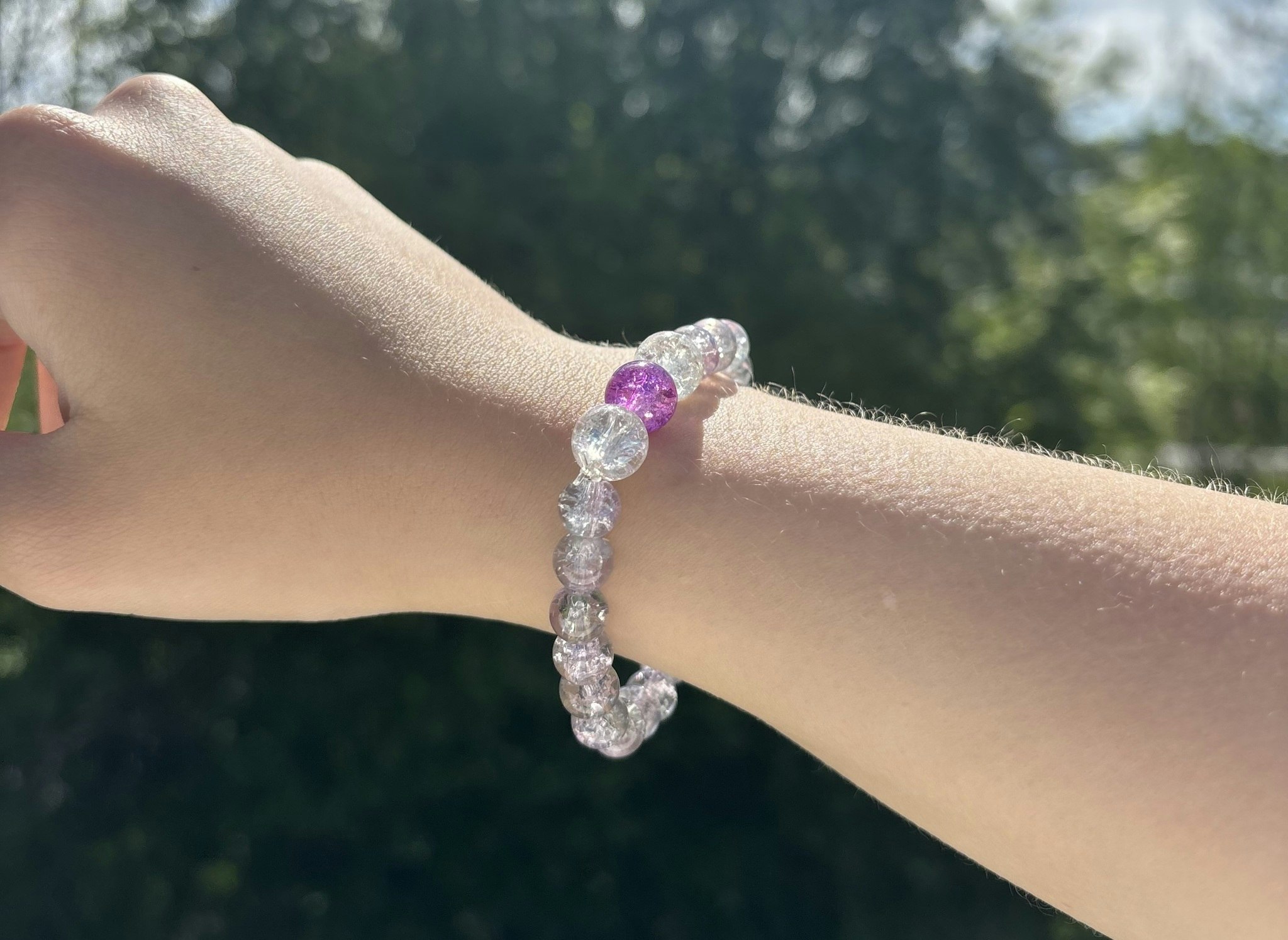 Lila/klar armband med krackelerade glaspärlor
