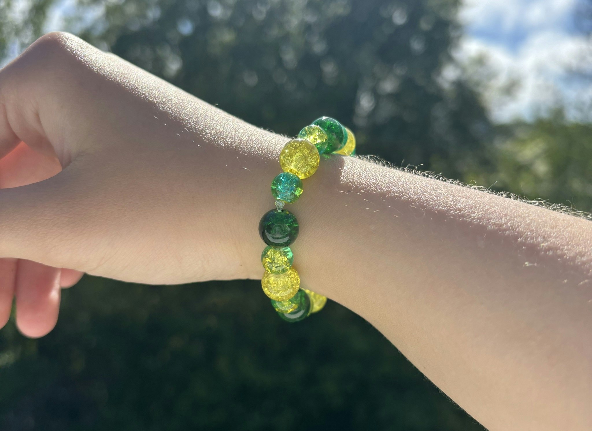 Grön gul armband med krackelerade glaspärlor